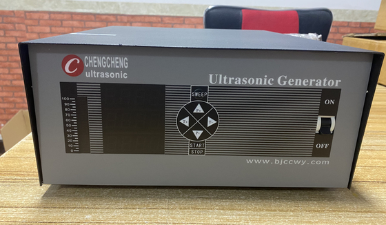 limpieza del control numérico del generador de frecuencia ultrasónica 20k