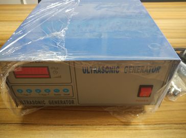 Accione el generador ultrasónico ajustable de 25khz Digitaces con el convertidor para el ultrasonido industrial