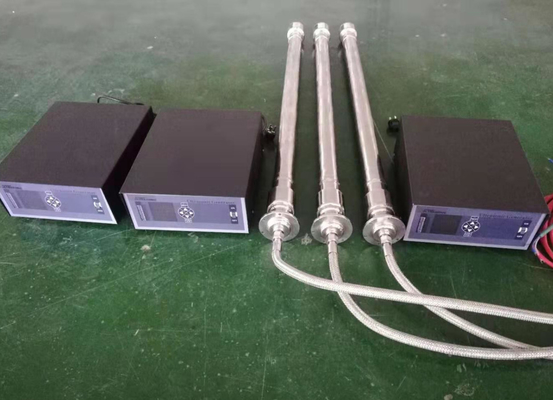 Sumergible del transductor ultrasónico tubular de 27 kilociclos en el tanque líquido