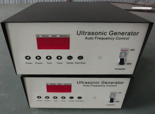 Generador de frecuencia ultrasónica del CE 28KHz que conduce los transductores de la limpieza ultrasónica